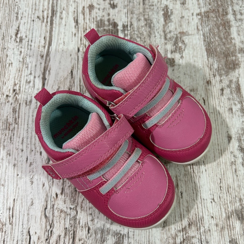 Toddler Munchkin by Stride Rite walking shoes pink Velcro size 5M MKF19116